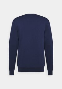 Sweatshirt bleu marine, col rond, manches longues, poignets et ourlet côtelés, tissu texturé, design simple, sans logos ni motifs visibles.