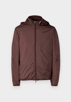 Bruine lichtgewicht jas met capuchon, ritssluiting aan de voorkant en subtiel "EA7 Emporio Armani" logo op de kraag tegen een effen achtergrond.