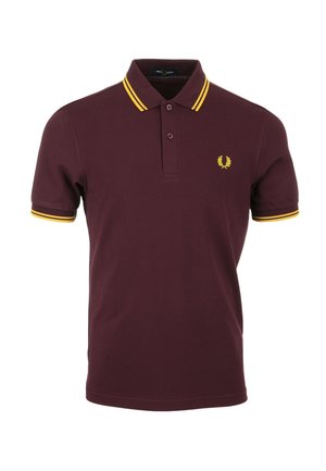 Bordeaux polo skjorte med gul stribet krave og manchetter. Har en to-knaps placket og broderet logo på venstre bryst. Blødt bomuldsstof.