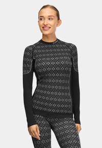 Czarny, długi rękaw, sportowy top z teksturowanym wzorem, kontrastującymi czarnymi rękawami oraz dopasowanym krojem. Logo "ALPHUIS" na kołnierzu.