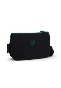 Billetera de tela negra con cremallera verde y detalle de logo. Presenta un pequeño acento de pompón negro y una forma rectangular. Diseño estiloso y compacto.