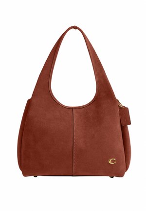 Sac hobo en daim marron avec une large poignée, un emblème de logo doré en bas à droite et une étiquette en cuir assortie attachée avec une chaîne dorée.