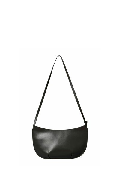 Borsa a spalla nera in pelle con forma curva e fondo piatto. Presenta una lunga tracolla regolabile e un design minimalista, con texture liscia.