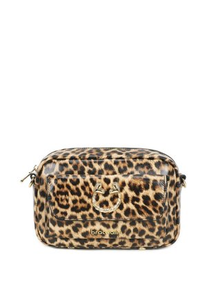 Borsa a tracolla rettangolare con stampa leopardata, chiusura a forma di cuore color oro e logo Braccialini sulla tasca frontale.