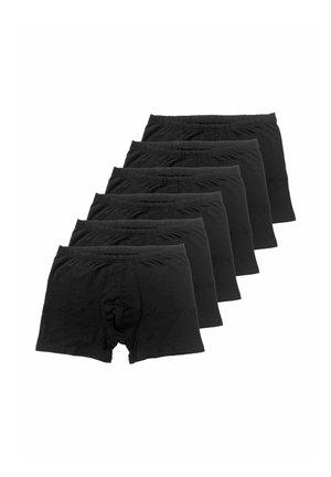 Sei paia di boxer neri da uomo disposti in una linea diagonale su sfondo bianco.