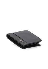 Zwarte leren portemonnee met een getextureerd voorpaneel, voorzien van een gestikt ontwerp en een zilveren logo-accent. Compacte opvouwbare vorm.