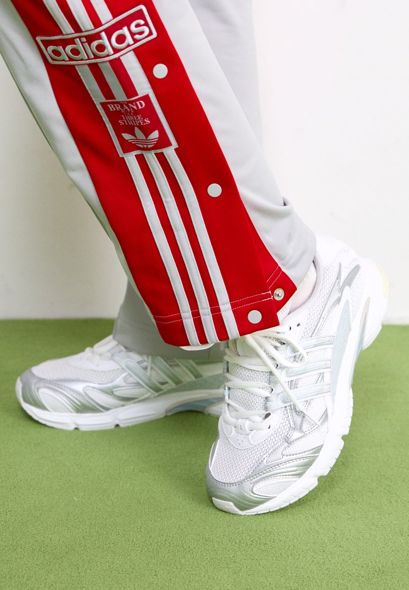 adidas Originals TEMPER RUN 2 - Trainers - footwear white/grey one/halo ...
