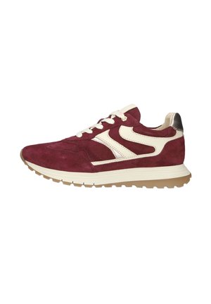 Sneaker aus kastanienbraunem Wildleder mit weißen Akzenten, weißen Schnürsenkeln, hellbeiger Sohle und metallischer Fersenkappe.