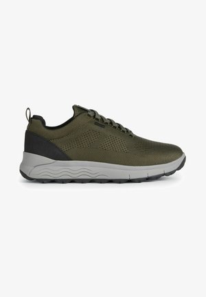 Zapatillas deportivas de color verde oliva con parte superior de malla transpirable, diseño texturizado y una entresuela gris acolchada. Incluye un acento en el talón negro y cordones.