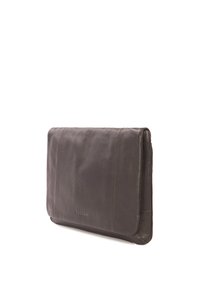Borsa a tracolla in pelle marrone con una superficie liscia, forma rettangolare e cuciture a contrasto. Presenta una delicata embossing del logo.