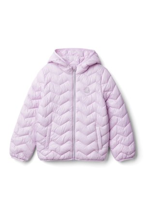 Veste matelassée à capuche de couleur violet clair avec fermeture éclair avant, poches latérales et motif de couture en chevrons subtil.