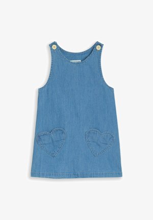 Robe en denim bleu sans manches avec deux poches avant en forme de cœur et des bretelles à boutons.