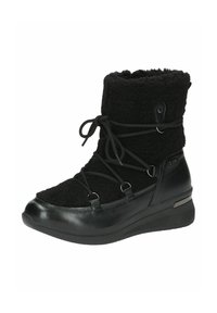Botines negros con parte superior de felpa, acentos de cuero, punta redonda y suela de cuña con cordones decorativos y herrajes metálicos.