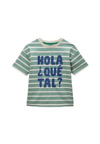T-shirt rayé présentant des bandes horizontales turquoise et blanches, un col crème, et un texte bleu vif portant les mots "HOLA ¿QUÉ TAL?"