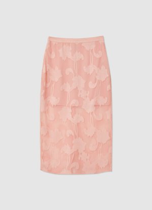 Rosa Bleistiftrock mit floralem Muster und strukturierten Blättern, gefertigt aus leichtem Stoff. Glatte Oberfläche mit figurbetontem Design.