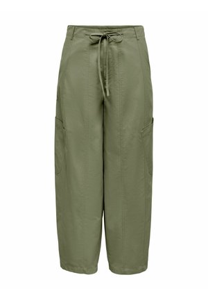 Pantalon cargo large vert olive avec poches latérales et taille à cordon à l'avant sur fond blanc.
