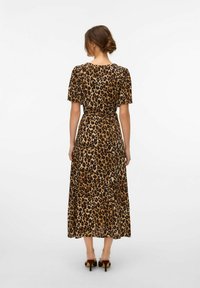 Abito maxi con stampa leopardata, maniche corte e cintura in vita; presenta una silhouette fluida in tonalità di marrone e nero. Tessuto testurizzato.