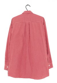 Camicia a maniche lunghe a scacchi rossi e bianchi, appesa a una gruccia nera, vista da dietro con i polsini abbottonati.