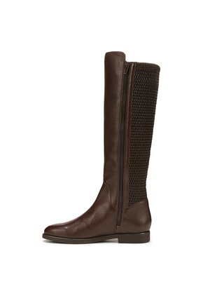Botte en cuir marron foncé montant jusqu'au genou avec une fermeture éclair latérale et un panneau tissé texturé à l'arrière sur un petit talon plat.