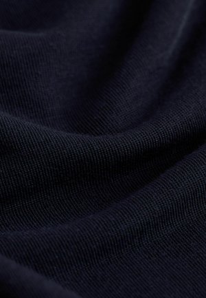 Tissu bleu marine avec un tissage fin et texturé, surface lisse et tombé souple, mettant en valeur les détails de la couture et la profondeur de la couleur.