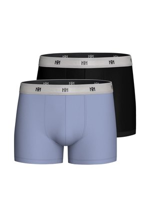 Zwei Herren-Boxershorts, eine schwarze und eine hellblaue, beide mit grauem Bund, der ein wiederholtes schwarzes Logo zeigt.