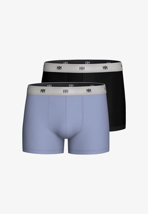 Zwei Herren-Boxershorts, eine schwarze und eine hellblaue, beide mit grauem Bund, der ein wiederholtes schwarzes Logo zeigt.