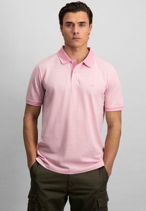 Helles rosa Poloshirt mit Kragen, kurzen Ärmeln und Knopfleiste mit drei Knöpfen. Verfügt über dezent gesticktes Logo auf der Brust. Aus weichem Baumwollstoff.