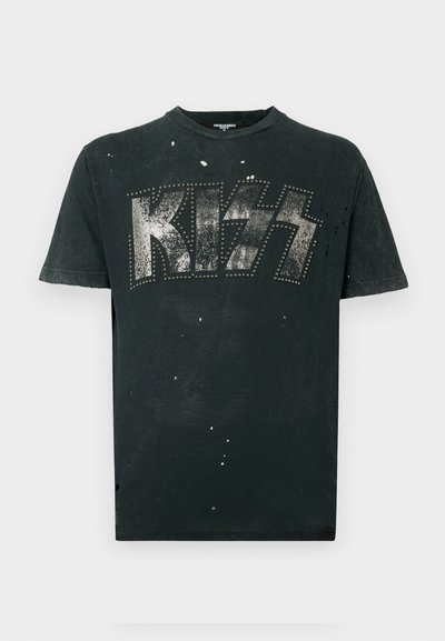 Camiseta de algodón negra con gran logotipo "KISS" en plateado y acentos de tachuelas. Textura desgastada con detalles de salpicaduras de pintura. Mangas cortas.