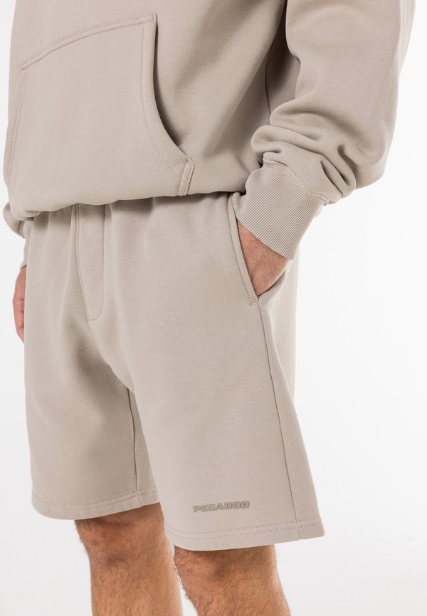 LOGO - Shorts - washed dark stone gum3