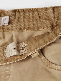 Elastischer Bund in Beige mit Knopfverschluss und genähten Details, aus glattem Stoff mit einer weichen, strapazierfähigen Verarbeitung.