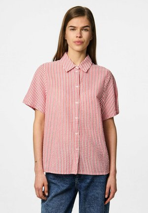 Chemise à manches courtes rayée rouge et blanche avec un petit boutonnage à l'avant et un col classique. Texture en coton, coupe décontractée.