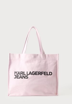 Világos rózsaszín táska két fogóval és vastag fekete szöveggel "KARL LAGERFELD JEANS" az elején, egyszerű háttér előtt.