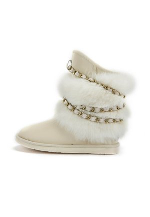 Knielange Creme-Stiefel aus glattem Leder mit flauschigen weißen Fellakzenten und goldenen Kettendetails entlang des Schafts.