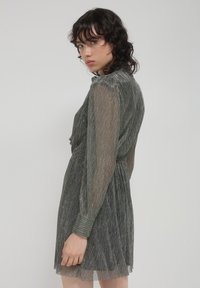 Calliope COURTE - Vestito elegante - vert