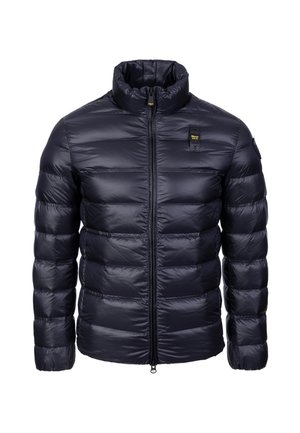 Giacca imbottita navy con colletto alto, design trapuntato, zip frontale e piccolo dettaglio logo. Tessuto liscio e lucido con una sensazione leggera.