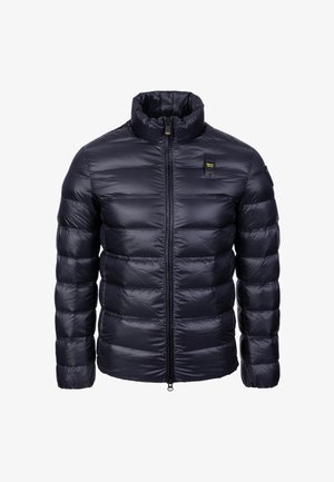 Marineblauer Puffer-Jacke mit hohem Kragen, gestepptem Design, Frontreißverschluss und kleinem Logodetail. Glattes, glänzendes Material mit leichtem Gefühl.