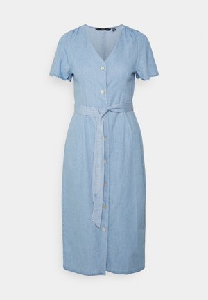 Robe midi en denim bleu clair avec manches courtes, col en V, boutons devant et ceinture à nouer assortie à la taille.