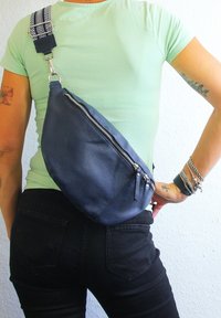 DrachenLeder TOSCANTO - Sac banane - dunkelblau
