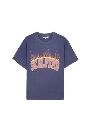 T-shirt en coton bleu marine avec un imprimé graphique portant le mot "SCALPERS" en lettres gras, dans une police flamboyante avec des accents roses et jaunes. Manches courtes.