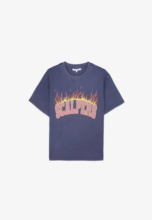 T-shirt in cotone blu navy con stampa grafica contenente la parola "SCALPERS" in un carattere audace e fiammeggiante con accenti rosa e gialli. Maniche corte.