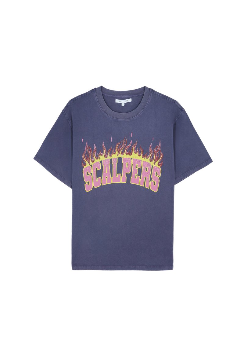 Camiseta de algodón azul marino con un estampado gráfico que presenta la palabra "SCALPERS" en tipografía negrita y ardiente, con acentos en rosa y amarillo. Mangas cortas.