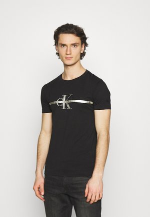 SEASONAL MONOGRAM TEE UNISEX - T-shirt z nadrukiem - black