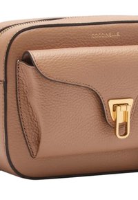 Borsa a tracolla in pelle color tan con hardware dorato, caratterizzata da una patta frontale e una finitura texturizzata, delineata da cuciture scure. Design compatto con un lucchetto angolato.