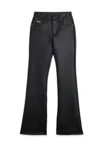 Pantaloni neri a zampa d'elefante realizzati in materiale lucido con vita alta, dotati di tasche frontali e un logo del marchio visibile sulla cintura.