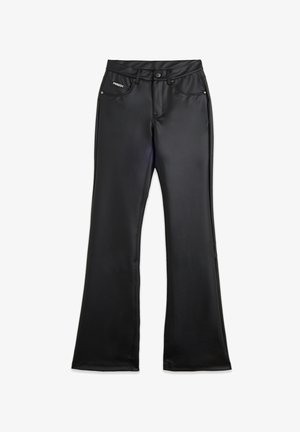 Pantaloni neri a zampa d'elefante realizzati in materiale lucido con vita alta, dotati di tasche frontali e un logo del marchio visibile sulla cintura.