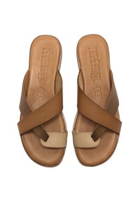 Sandales glissantes marron avec des lanières croisées dans trois nuances : marron foncé, marron clair et beige. Texture en cuir lisse avec des détails texturés.