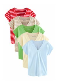 Fem V-hals T-shirts i forskellige farver: rød med hvide striber, beige med lyse striber, grøn, blød gul og lyseblå. Bomuldsstof.