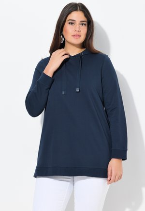 Mørkeblå hoodie med lange ærmer, snor i hætten og en løs pasform, lavet af blødt stof med en glat tekstur.