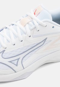 Mizuno THUNDER BLADE Z - Volleyball shoes - white/aleutian/cloud pink
