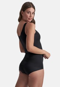 Zwarte mouwloze bodysuit met een gladde, aansluitende design en een hoge uitsnijding bij de benen. Het materiaal lijkt rekbaar en lichaam aansluitend te zijn.
